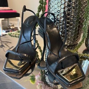 Black open toe heel Zara chic and sexy